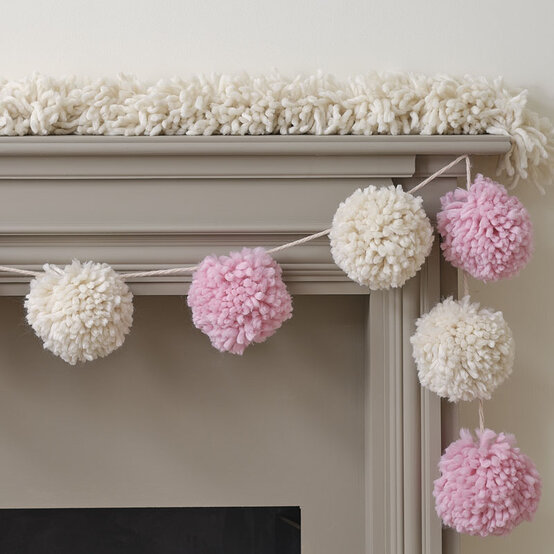 Christmas-Stash-Busting-Ideas_Giant-pompom-Step-4.jpg?sw=554&q=85