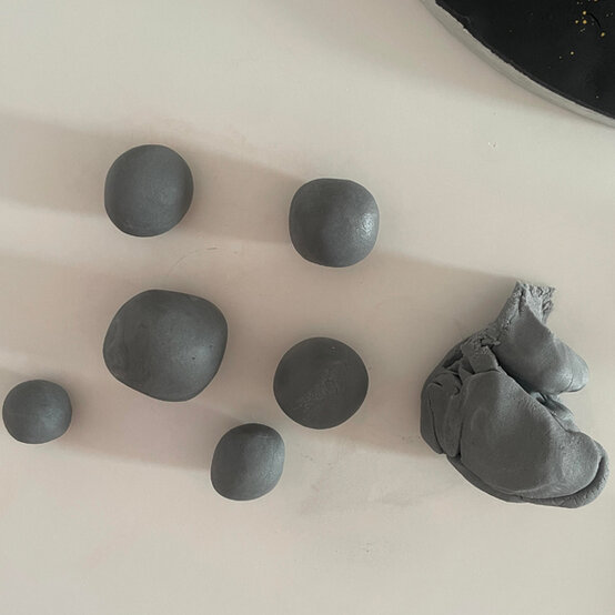 idea_how-to-decorate-a-rocket-cake_step18a.jpg?sw=554&q=85