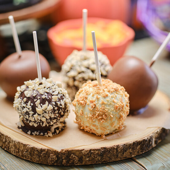idea_halloween-party-ideas_apples.jpg?sw=554&q=85