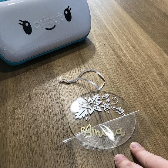 idea_cricut-acrylic-bauble-amelia_step6b.jpg?sw=554&q=85