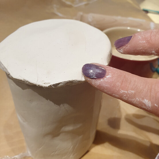 idea_messy-crafts-for-kids-pots_step4c.jpg?sw=554&q=85