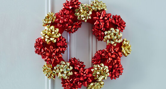 bow-wreath1.jpg?sw=554&q=85