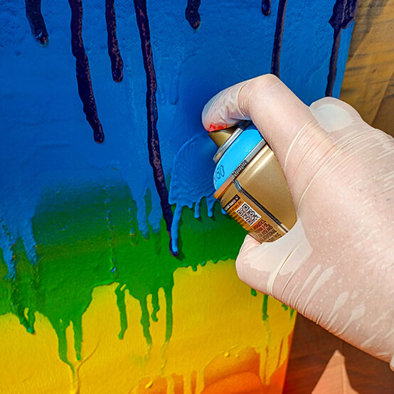 idea_gravity-drip-canvas-with-spray-paint_step9b.jpg?sw=554&q=85