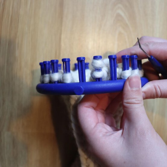 how_to_loom_knit_a_blanket_step_8c.jpg?sw=554&q=85