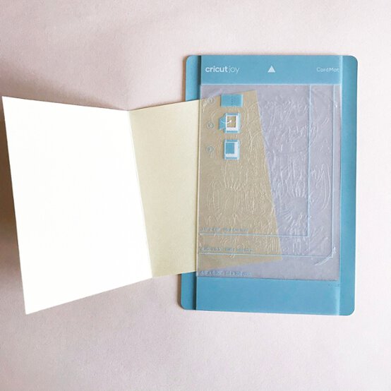 Cricut%20Joy_Lion_Card_Step_3_1_A.jpg?sw=554&q=85