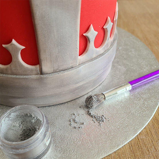 How-to-Make-a-Platinum-Jubilee-Showstopper-Cake_Step7a.jpg?sw=554&q=85