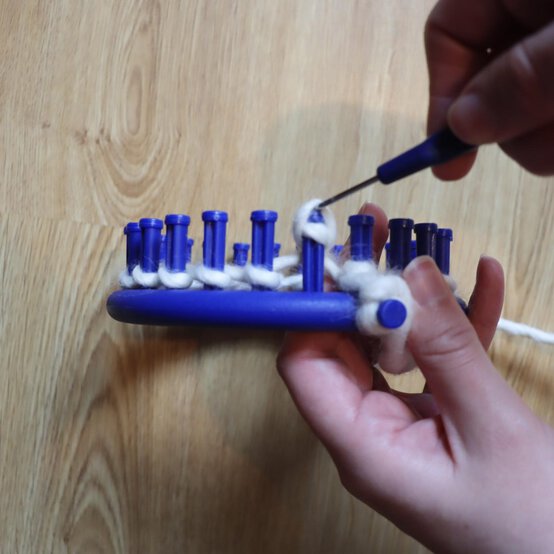 how_to_loom_knit_a_blanket_step_3b.jpg?sw=554&q=85