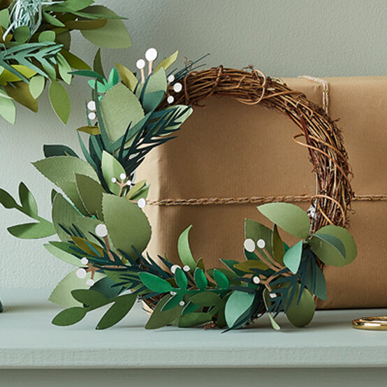 snowberry-foliage-wreath_sq.jpg?sw=554&q=85