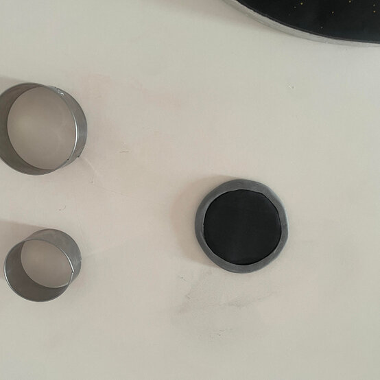 idea_how-to-decorate-a-rocket-cake_step17f.jpg?sw=554&q=85