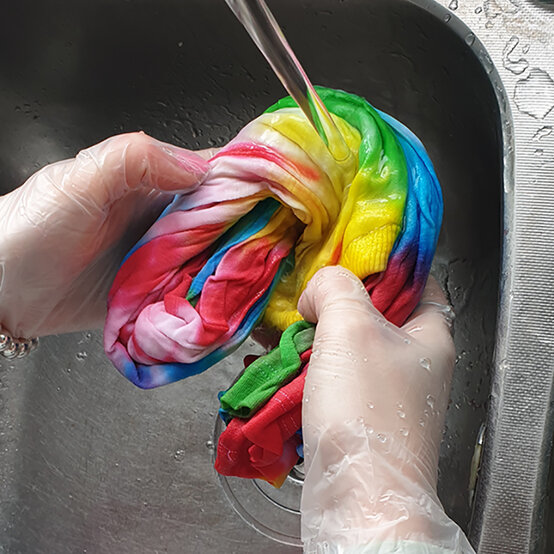 How-to-tie-dye-a-t-shirt_Spiral%20step%207b.jpg?sw=554&q=85