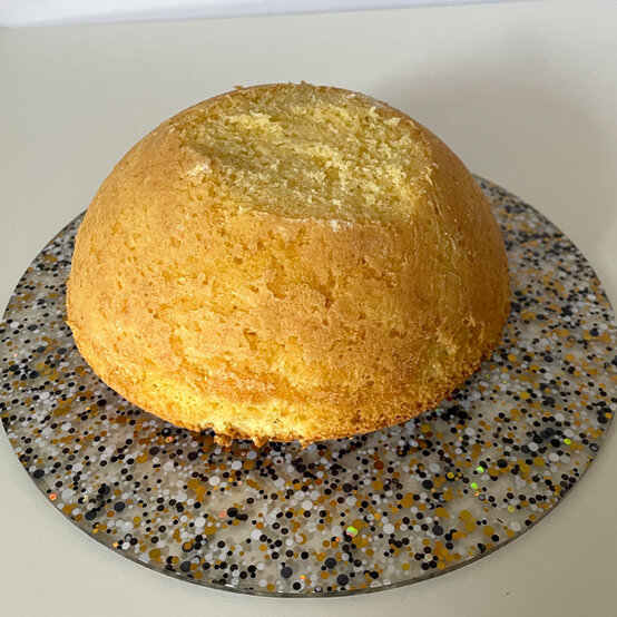 idea_how-to-make-a-football-cake_step3a.jpg?sw=554&q=85