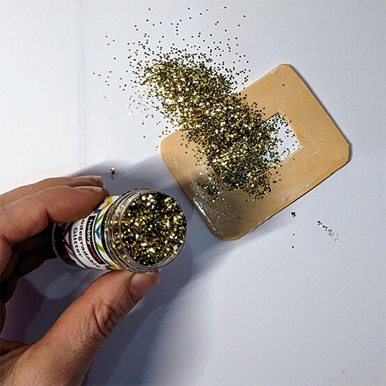 how-to-make-a-st-patricks-day-hat_step-3b.jpg?sw=554&q=85