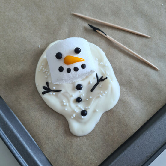 idea_how-to-make-melted-snowman-treats_step5.jpg?sw=554&q=85