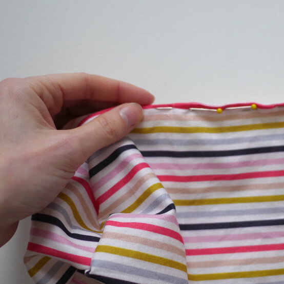 how_to_make_a_bottle_gift_bag_step-18.jpg?sw=554&q=85