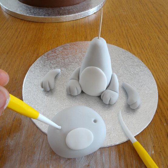 carrot_fruit_line_cake_14.jpg?sw=554&q=85