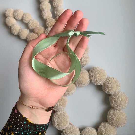 pom_pom_bunny_wall_art_step_8.jpg?sw=554&q=85