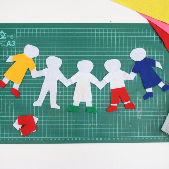 paper_dolls_assemble_step_4.jpg?sw=554&q=85