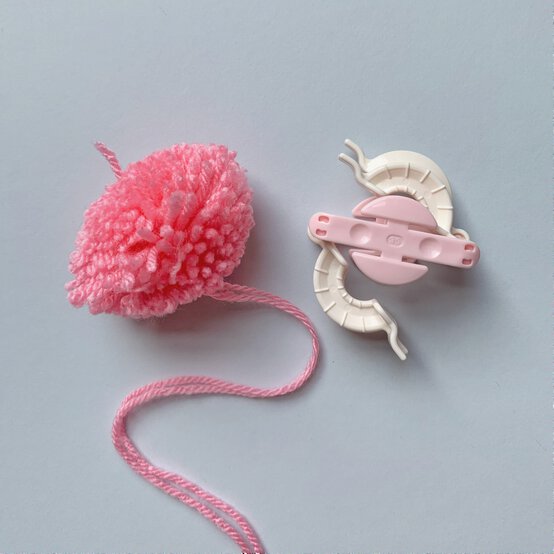 how_to_make_a_pom_pom_flower_wall_hanging_pom_pom_flower_wall_hanging_step_1.jpg?sw=554&q=85