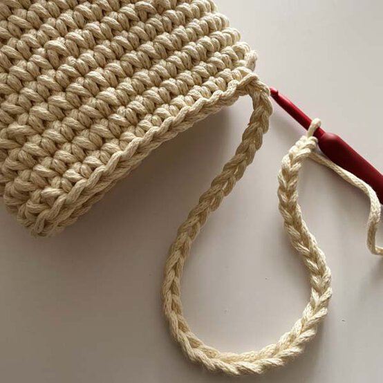 how%2Dto%2Dcrochet%2Da%2Dtoadstool%2Dbag%5Fstrap%5F1.jpg?sw=554&q=85