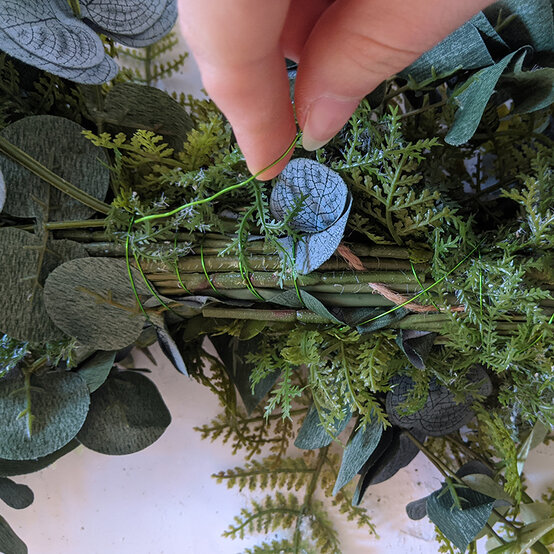 how-to-make-a-garland-for-your-wedding-_step10_2.jpg?sw=554&q=85