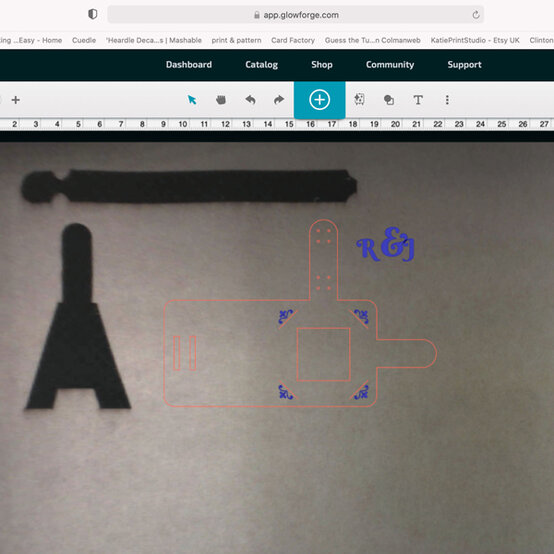 idea_glowforge-how-to-make-personalised-keyrings-photo_step3.jpg?sw=554&q=85