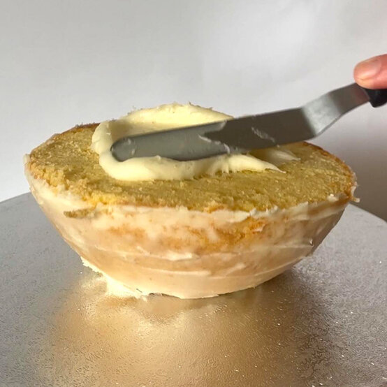 idea_how-to-make-a-football-cake_step6b.jpg?sw=554&q=85