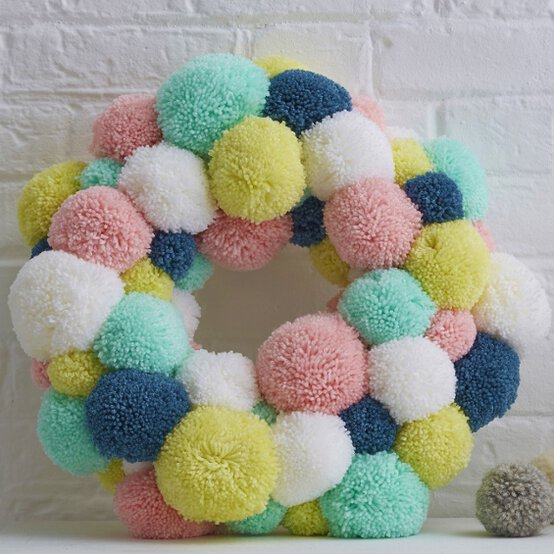 pom-pom-wreath.jpg?sw=554&q=85