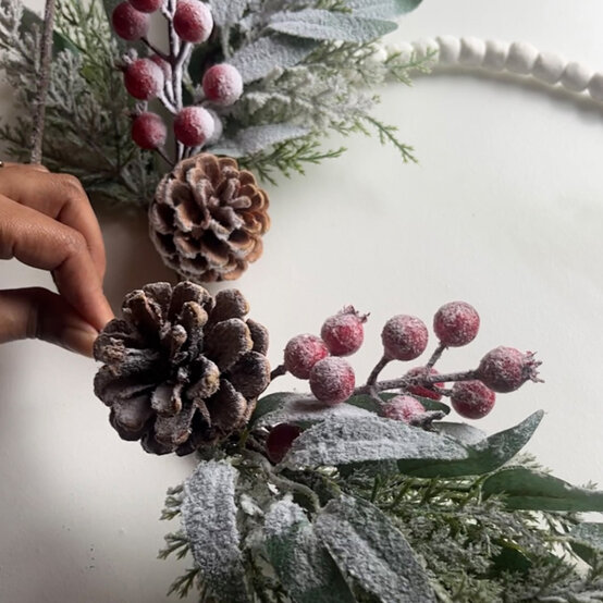 idea_winter-value-projects-wreath_step2.jpg?sw=554&q=85