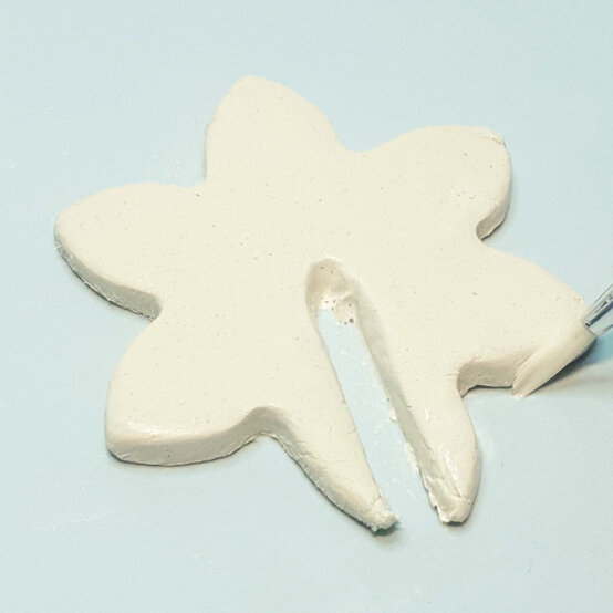 idea%5Feasy%2Dclay%2Dchristmas%2Ddecorations%2Dholly%5Fstep%2D6.jpg?sw=554&q=85