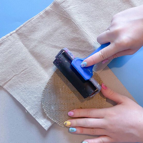 Idea_how-to-make-a-lino-print-stocking_step9b.jpg?sw=554&q=85