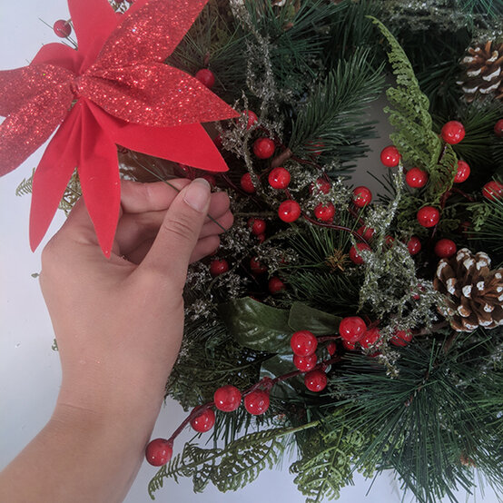 traditional-red-artificial-wreath-17.jpg?sw=554&q=85