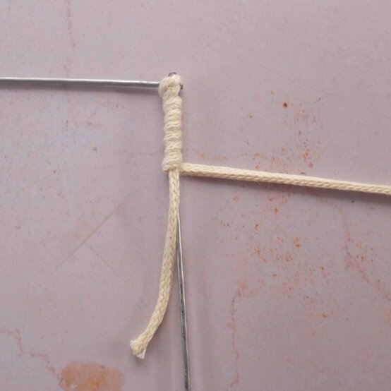 Idea_how-to-make-a-woven-heart-wreath_step2a.jpg?sw=554&q=85