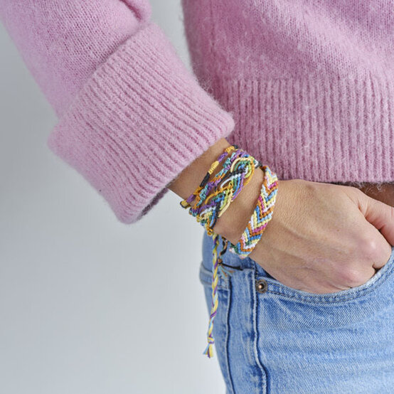 ideas%5Ffun%2Doutdoor%2Dactivities%2Dfor%2Dkids%5Ffriendship%2Dbracelets.jpg?sw=554&q=85