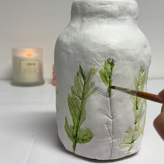 how%2Dto%2Dmake%2Da%2Dclay%2Dflower%2Dpressed%2Dvase%5Fstep%2D3.jpg?sw=554&q=85