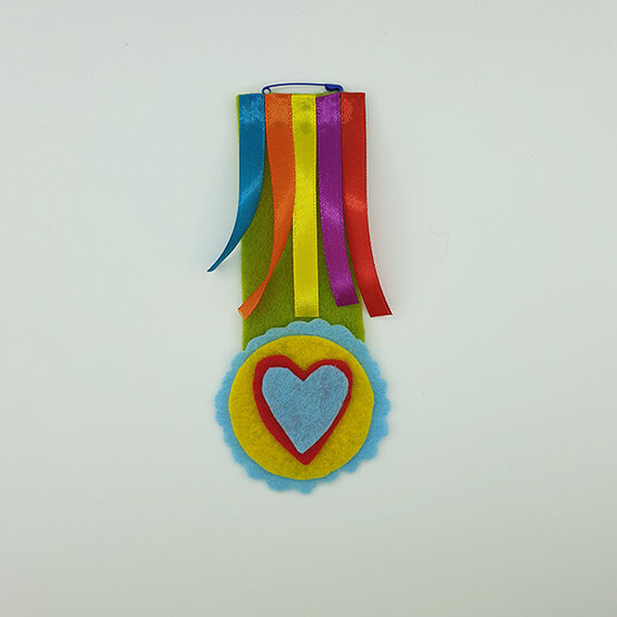 how-to-make-felt-medals_step-6b.jpg?sw=554&q=85