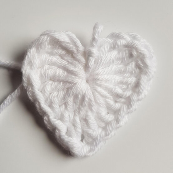 idea_crochet-valentines-insta-heart_step1b.jpg?sw=554&q=85