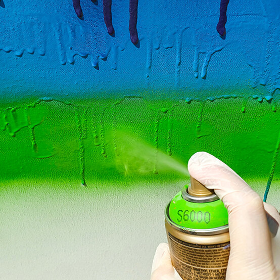 idea_gravity-drip-canvas-with-spray-paint_step5b.jpg?sw=554&q=85