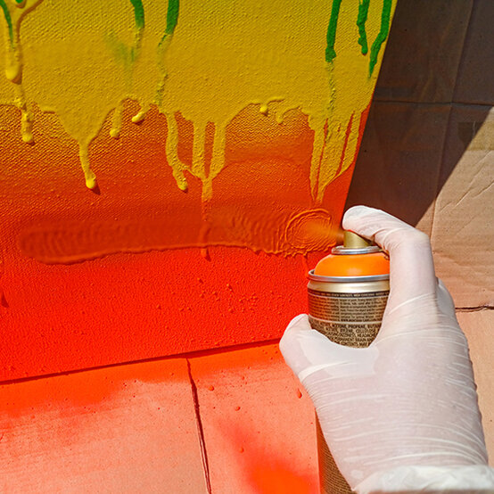 idea_gravity-drip-canvas-with-spray-paint_step8b.jpg?sw=554&q=85