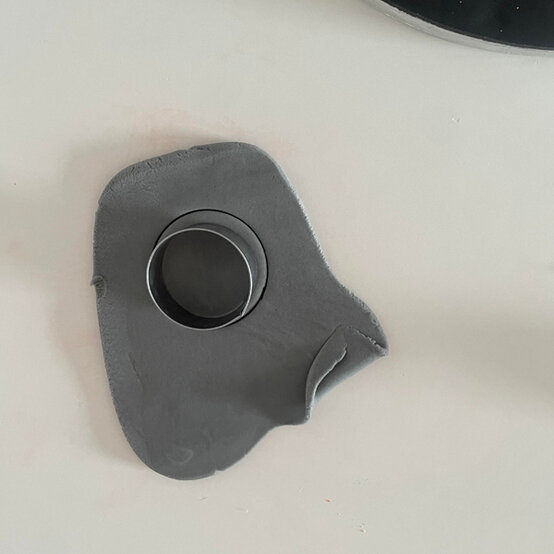 idea_how-to-decorate-a-rocket-cake_step17c.jpg?sw=554&q=85