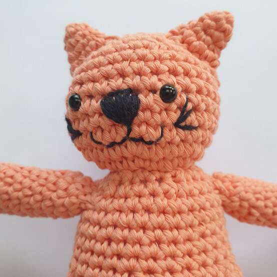 how_to_crochet_a_summer_garden_wreath_cat2.jpg?sw=554&q=85