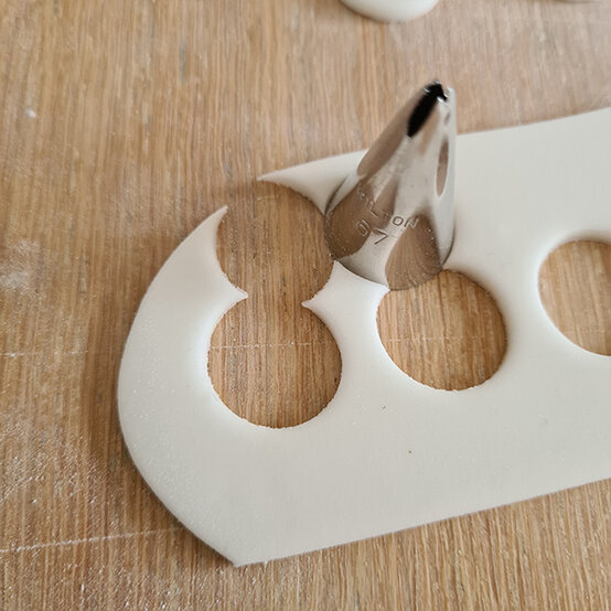 How-to-Make-a-Platinum-Jubilee-Showstopper-Cake_Step5e.jpg?sw=554&q=85