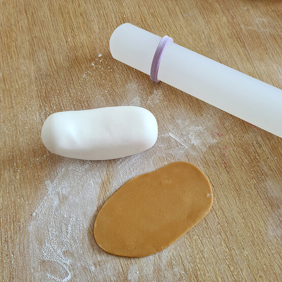 How-to-Make-a-Platinum-Jubilee-Showstopper-Cake_Step19b.jpg?sw=554&q=85