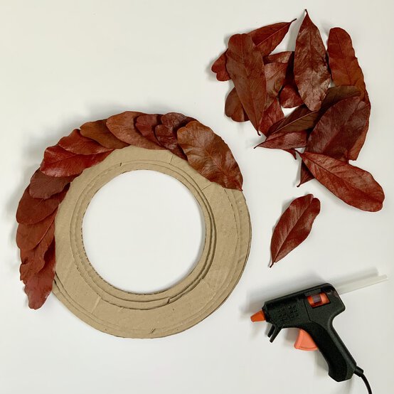 img_autumnleafwreathstep5.jpg?sw=554&q=85