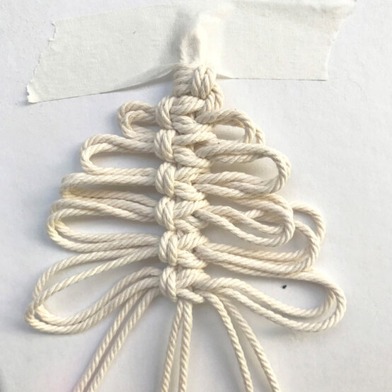 idea_macrame-mini-christmas-tree_step7.jpg?sw=554&q=85
