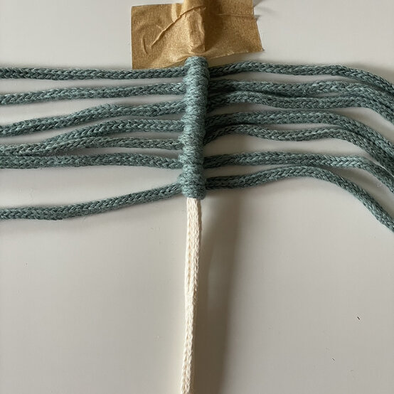 How%2Dto%2DMake%2Da%2DMacrame%2DBee%2DPlanter%5FSTEP%204.jpeg?sw=554&q=85