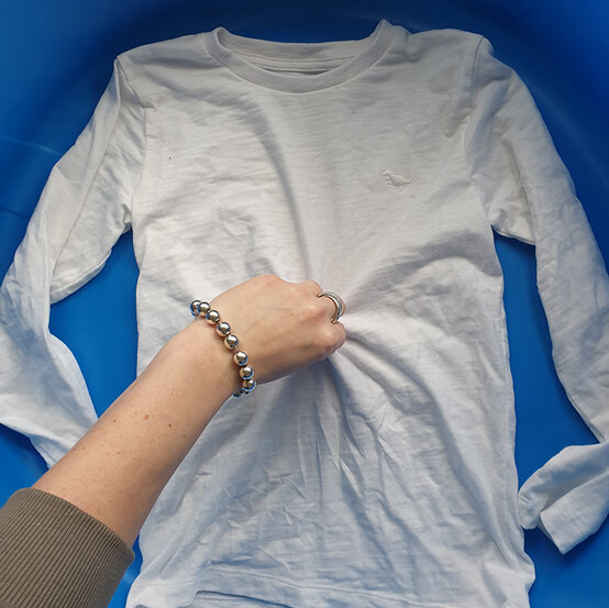 How-to-tie-dye-a-t-shirt_Spiral%20step%205.jpg?sw=554&q=85