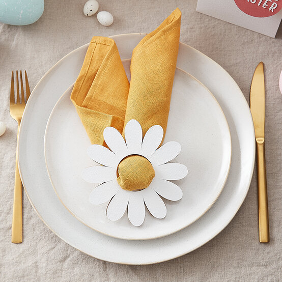 cricut-chipboard-daisy-napkin-rings.jpg?sw=554&q=85