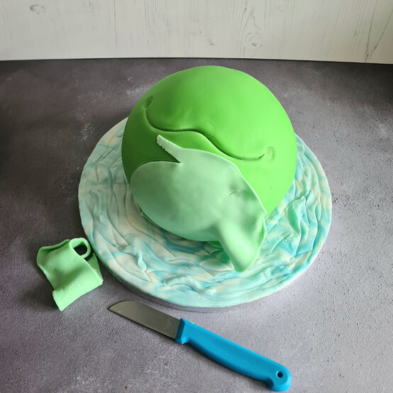 idea_how-to-make-a-frog-cake_step7.jpg?sw=554&q=85