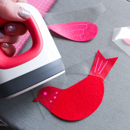 felt-christmas-decorations_felt_step4_edit.jpg?sw=554&q=85