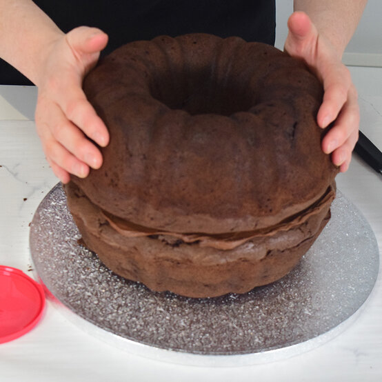 pumpkin-pinata-cake_step8_3.jpg?sw=554&q=85